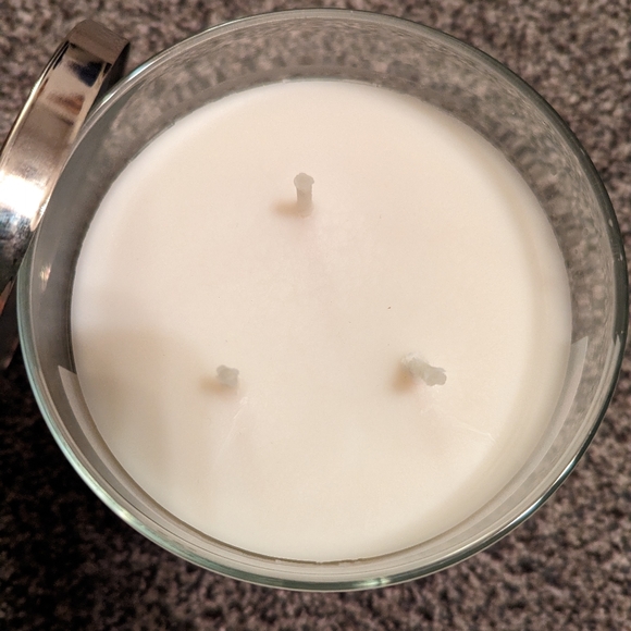 Bath and Body Works Candle - Picture 2 of 3